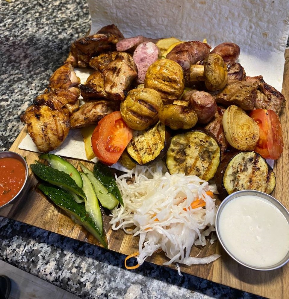 Гриль Сет (шашлик свинний, шашлик курячий, люля кебаб, крильця барбекю, картопля по селянськи, соус шашличний, соус часниковий)