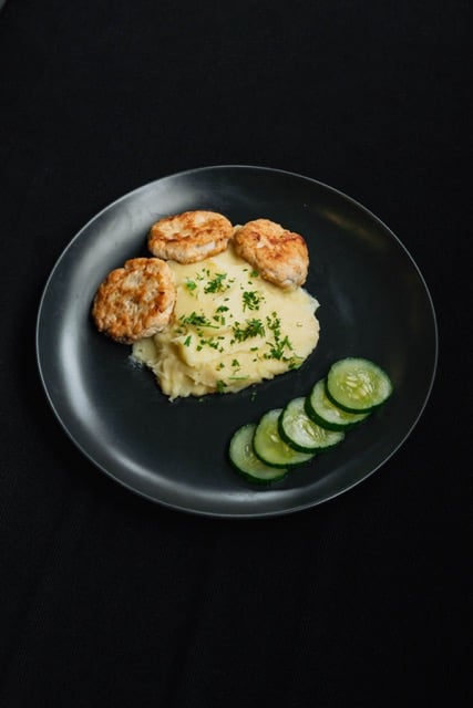 CHICKEN CUTLETS WITH MASHED POTATO