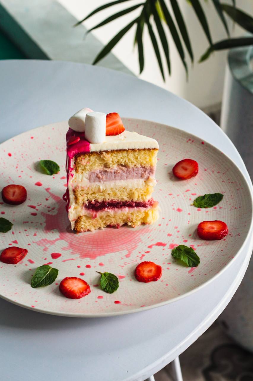 STRAWBERRY CAKE WHOLE