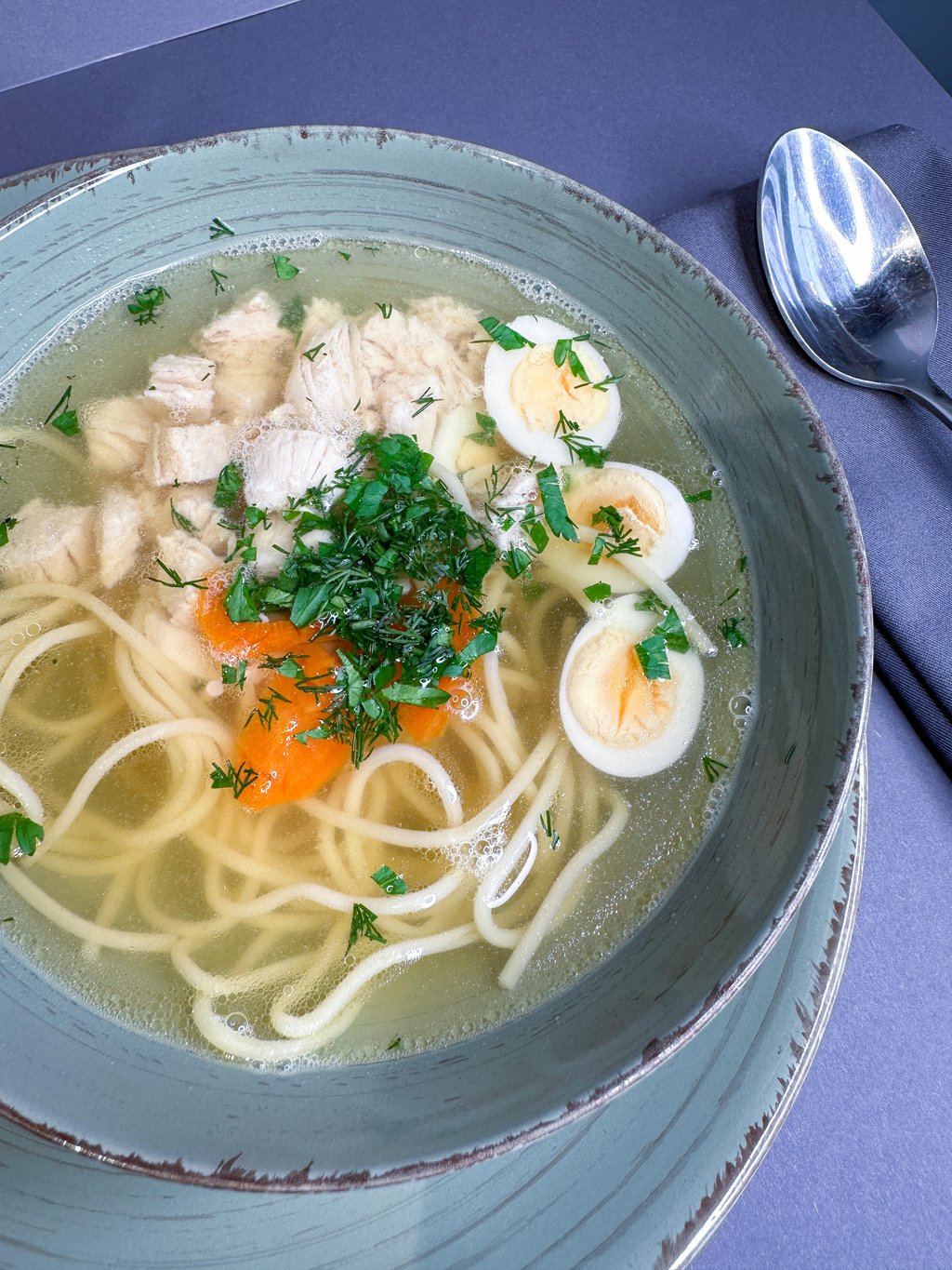 Курячий бульйон з перепелиними яйцями, 300 г.