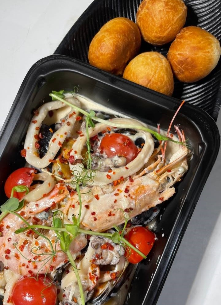 Соте із морепродуктів( подаються з пончиками) (425 грам/50 грам)