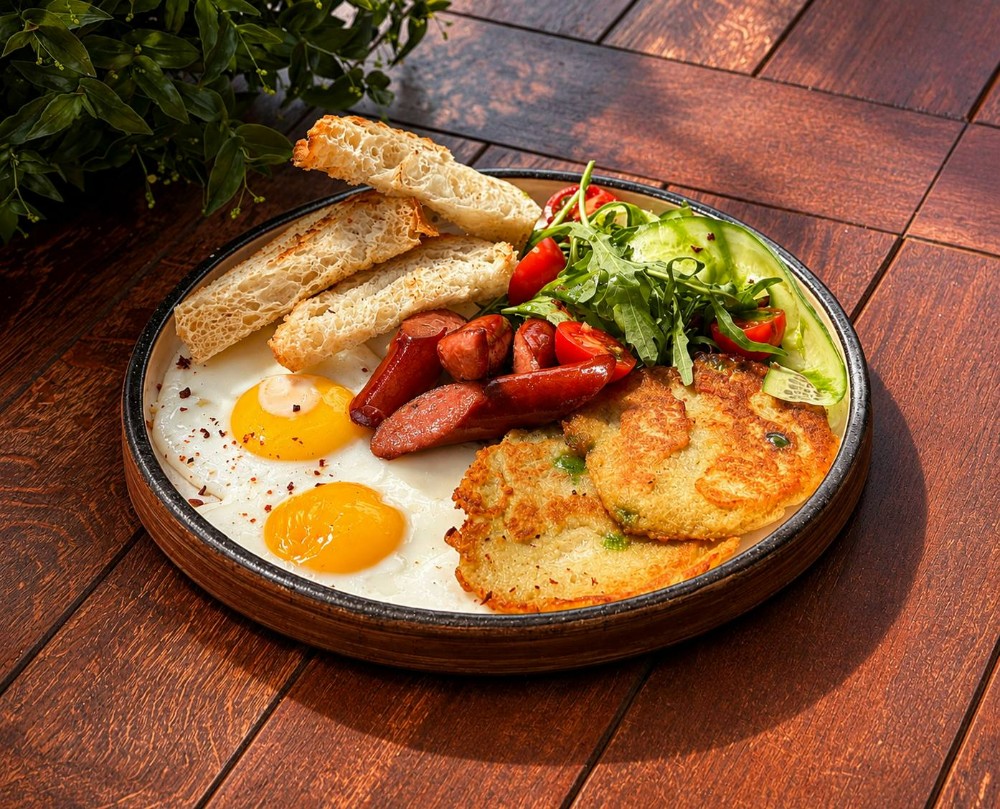 Готель Сніданок Довбуша (яєчня з ковбасками, овочами та деруном)