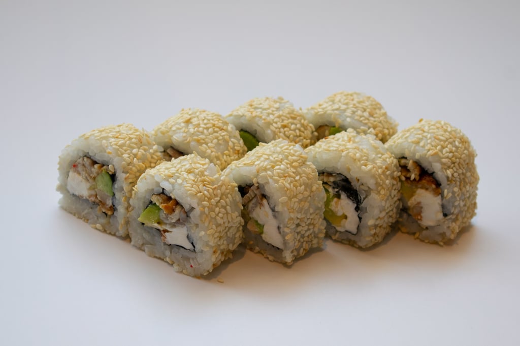 Філадельфія в кунжуті з куркою та вугром (250г)