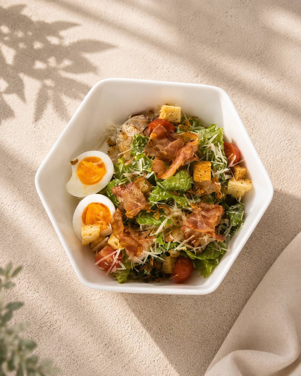 Салат Цезар з куркою та беконом