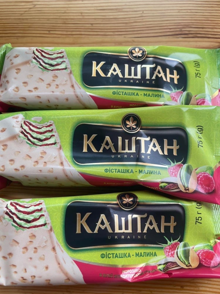 каштан морозиво на паличці Фісташка /малина