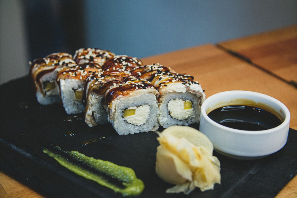 Philadelphia eel mango roll