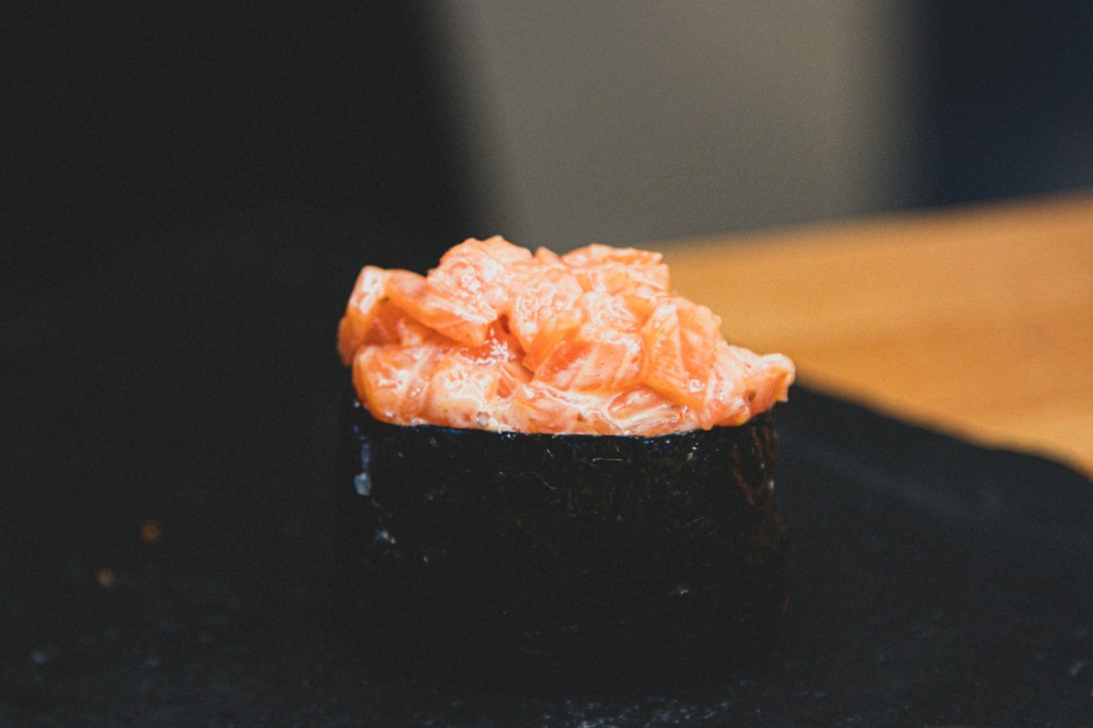 Gunkan spicy salmon