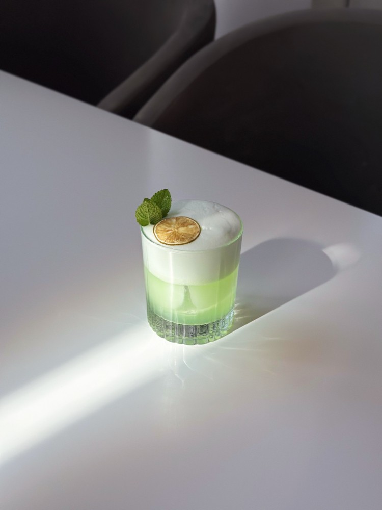 Mint Love (Джин, лікер м'ятний, куантро, лимон, білок)