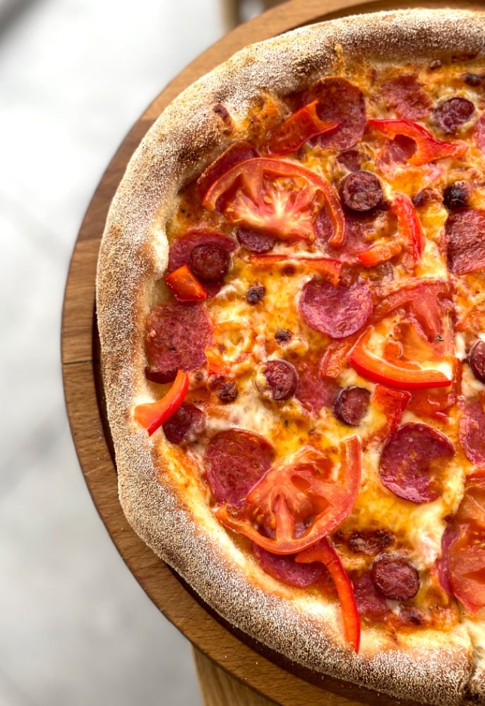 Pizza "Hunter" з ковбасками та томатами