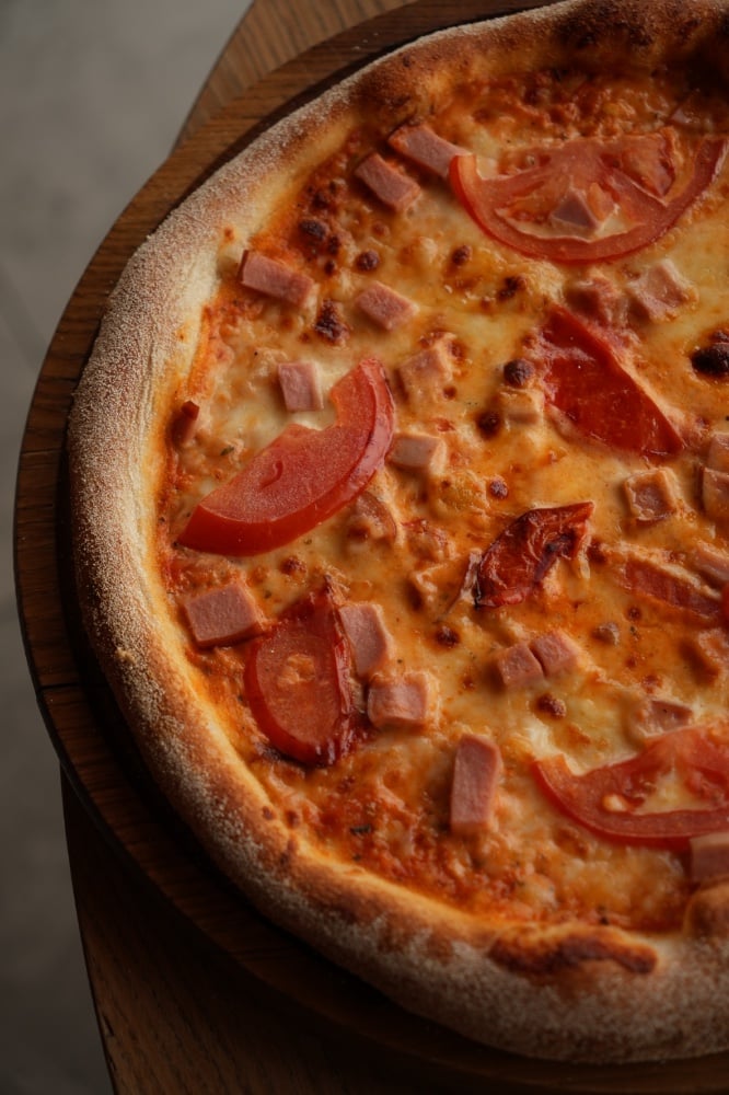 Pizza “Back to School” з молочною ковбаскою та томатами