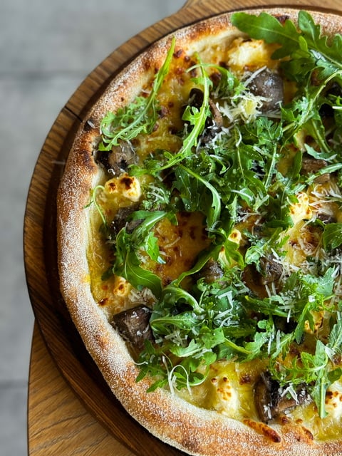 Pizza "Mush in the Room" з білими грибами, печерицями та трюфельною олією
