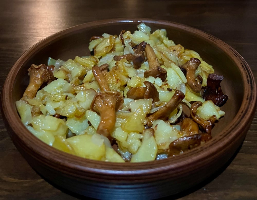 Картопля асорті з лисичками,салом та цибулею