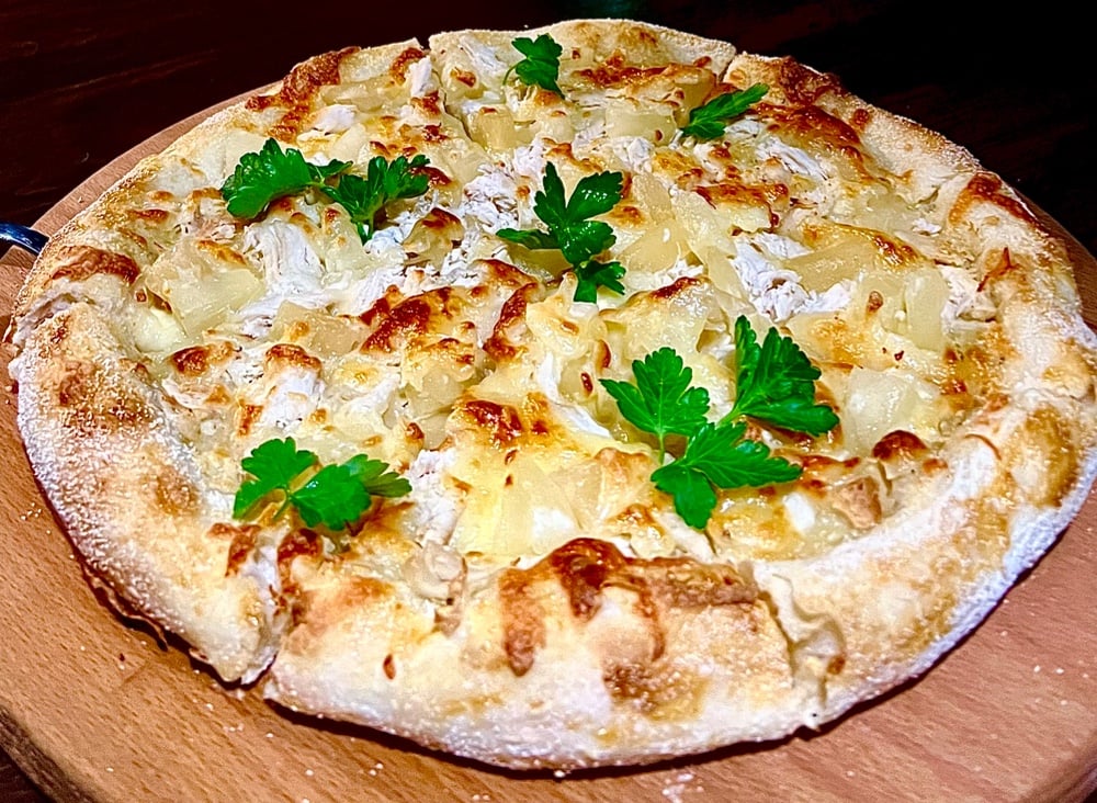 Піца курка,гриби та ананас