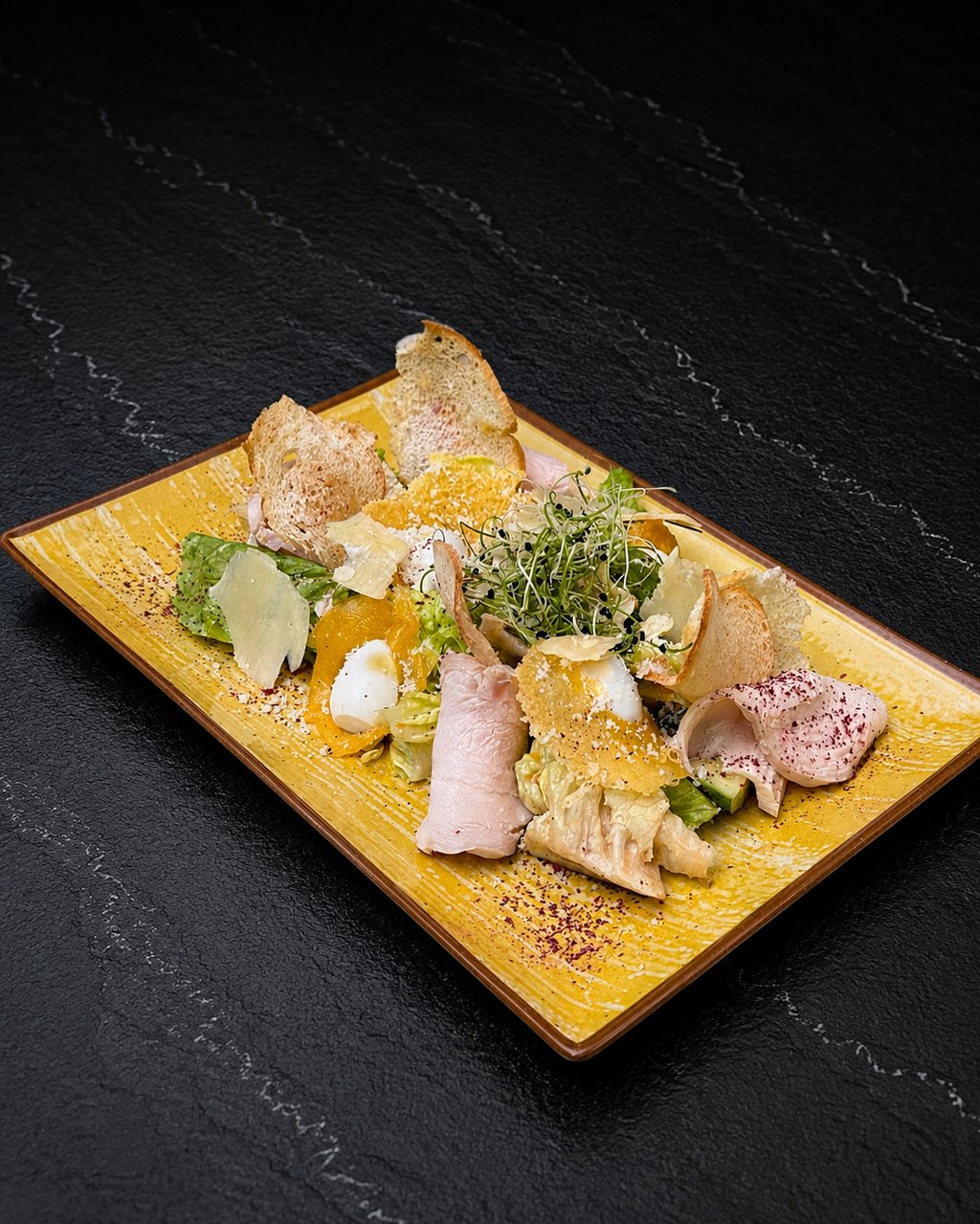 Салат з куркою Sous Vide та перепелиними яйцями