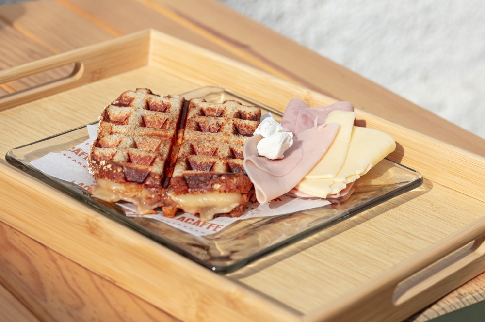 Sandwich waffleado jamón c/quesos