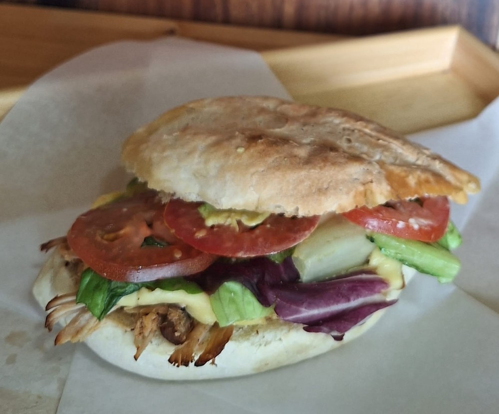 Torta con tinga de pollo