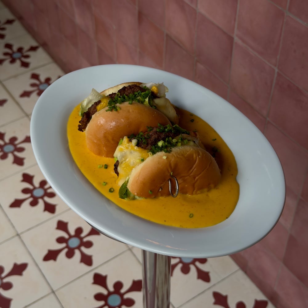Cheeseburger in cheesy bath d