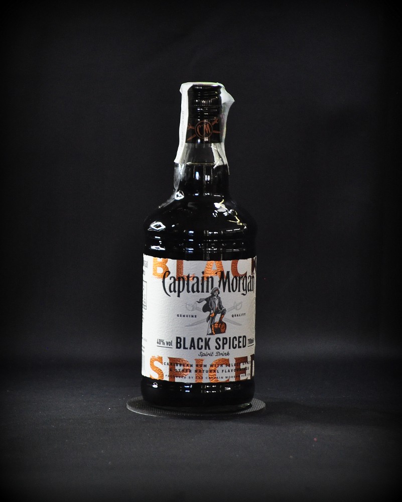 Алкогольний напій на основі Карибського рому Capitain Morrgan black spised 0.7 л