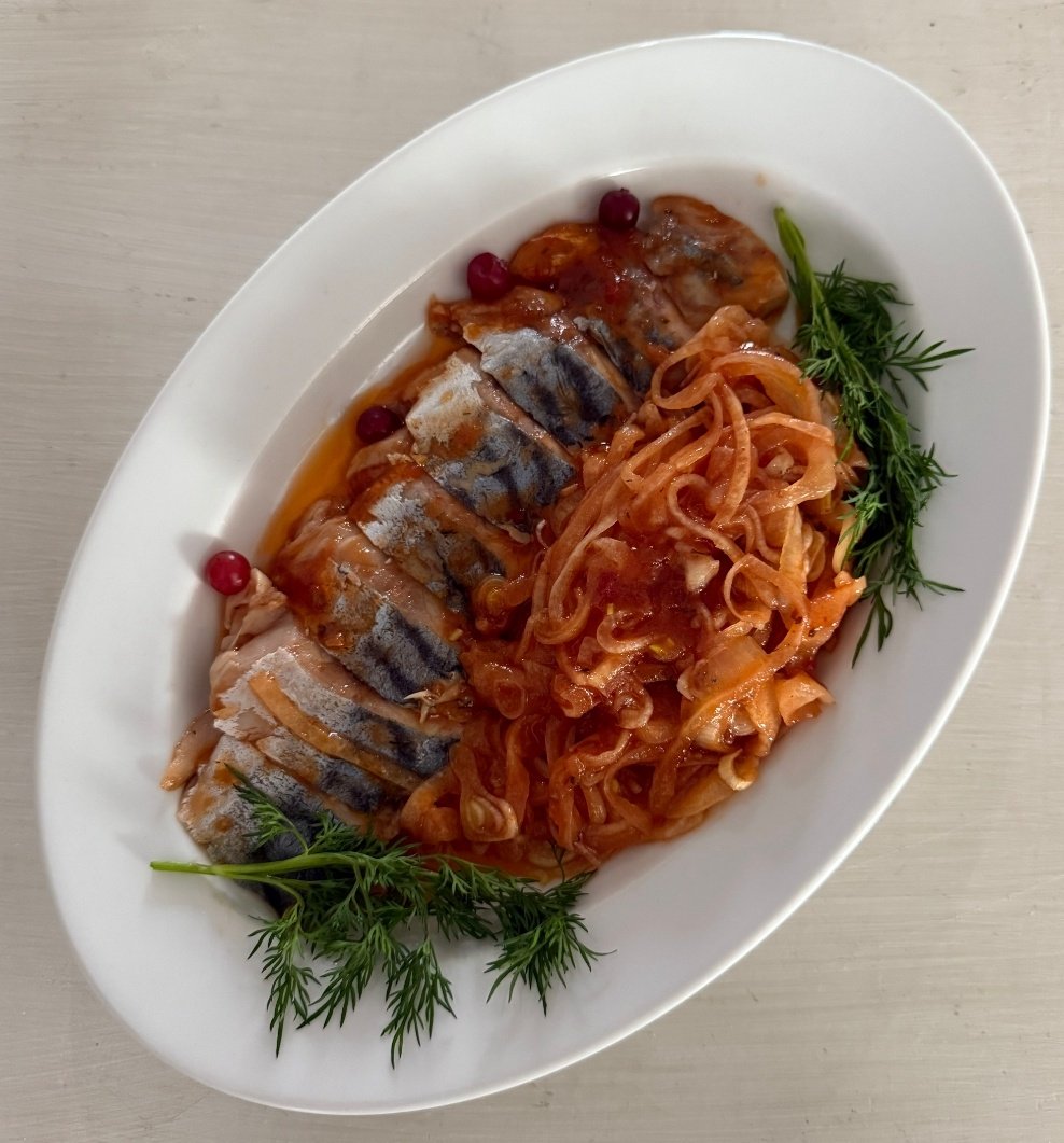 Філе скумбрії з маринованою цибулею