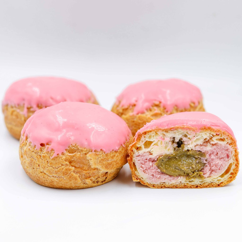 CAKE BALL З ЕКСТРА ФІСТАШКОЮ, СОКОВИТОЮ МАЛИНОЮ ТА ВЕРШКОВИМ КРЕМОМ