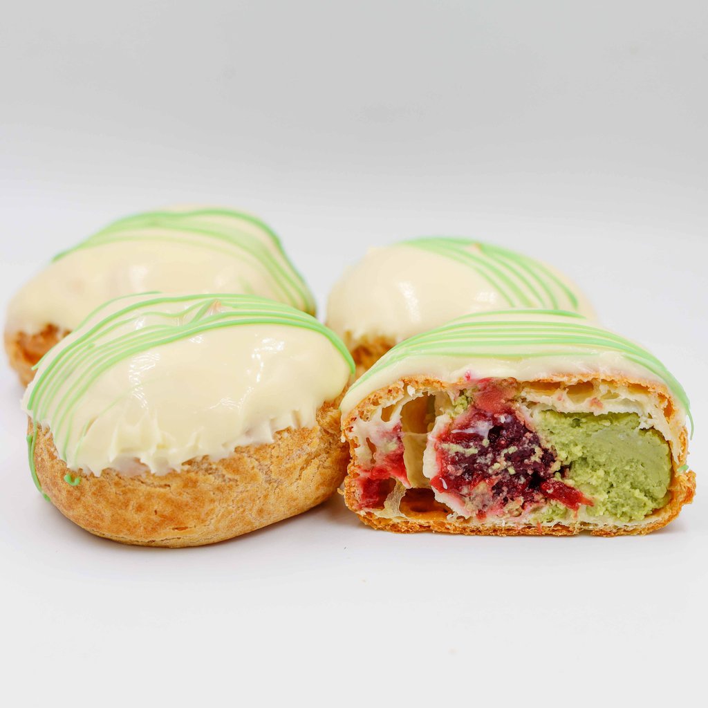 CAKE BALL З МАТЧЕЮ, СОКОВИТОЮ ВИШНЕЮ ТА ВЕРШКОВИМ КРЕМОМ