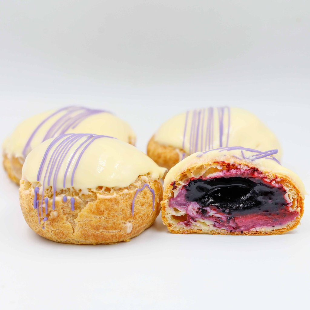 CAKE BALL З СОКОВИТОЮ ЧОРНИЦЕЮ ТА ВЕРШКОВИМ КРЕМОМ