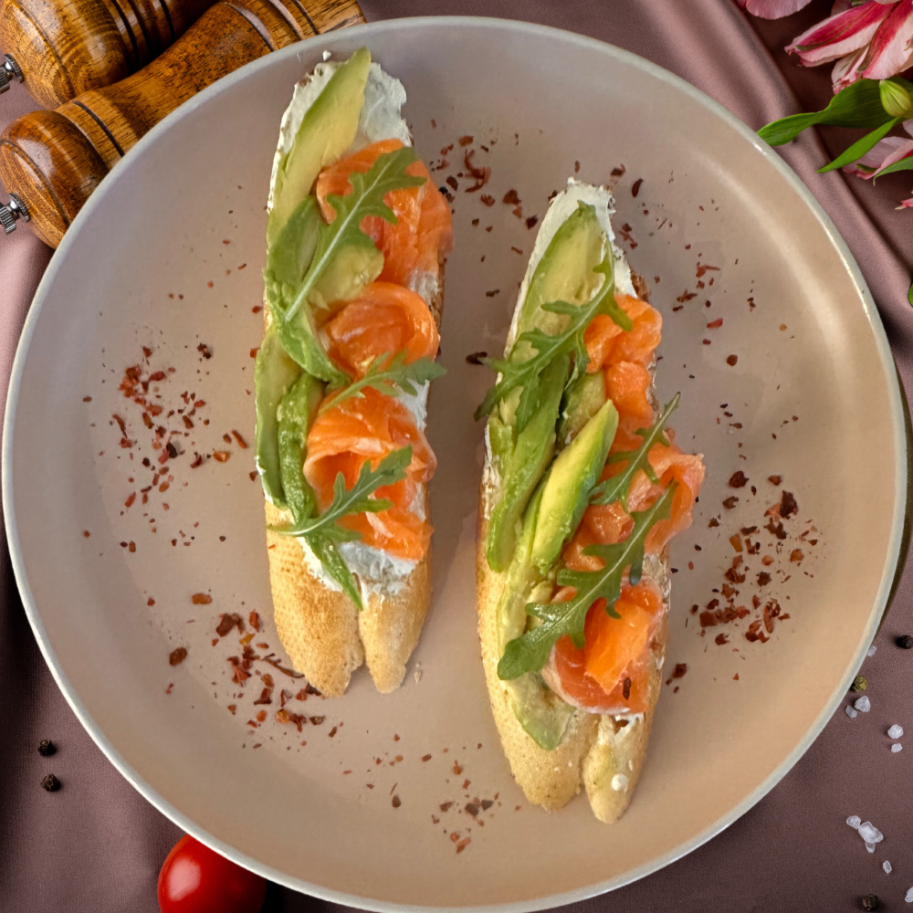 БРУСКЕТИ З ЛОСОСЕМ І АВОКАДО / BRUSCHETTE WITH SALMON AND AVOCADO