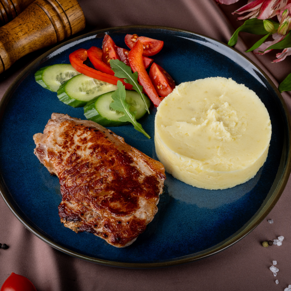 СТЕЙК ЗІ СВИНИНИ З ГАРНІРОМ ТА ОВОЧАМИ