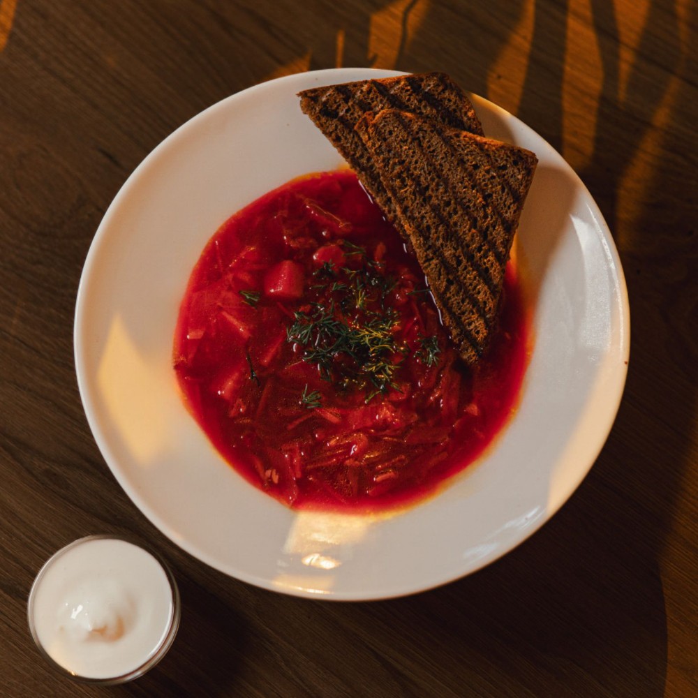 БОРЩ УКРАЇНСЬКИЙ/UKRAINIAN BORSH (зі сметаною та хлібом)