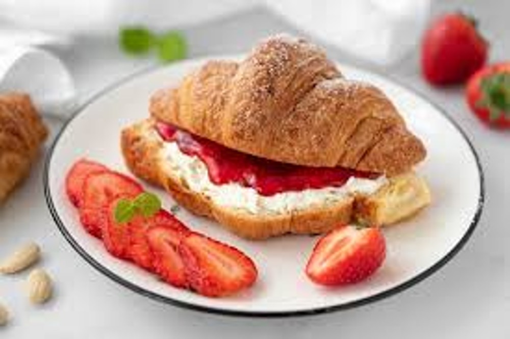 croissant con mermelada y queso philadelphia