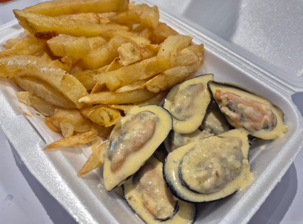 8 x Creamy Garlic Mussels & 300gChips