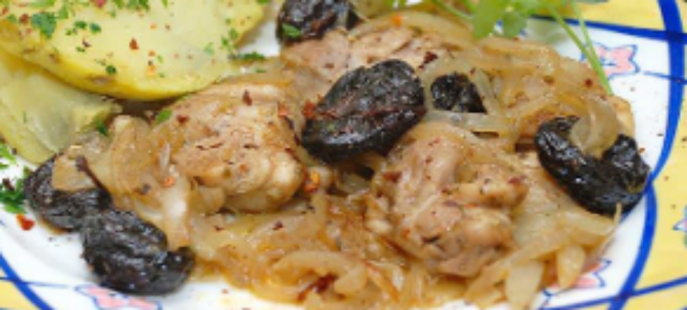Куряче стегно з чорносливом та родзинками