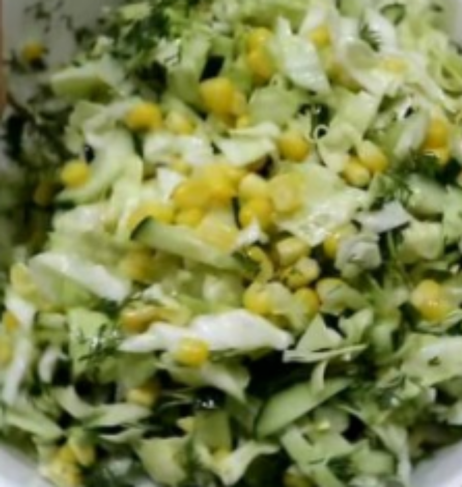 Салат з пекінської капусти, огірка, кукурудзи з олією