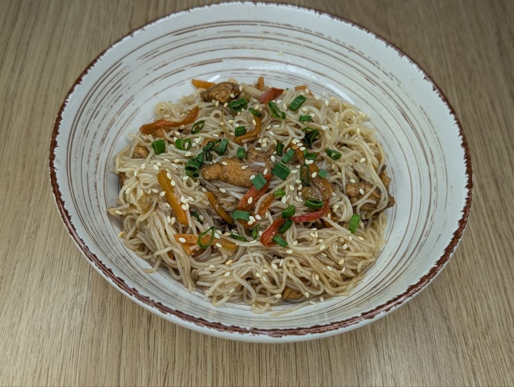 Фунчоза з куркою та овочами Охматдит
