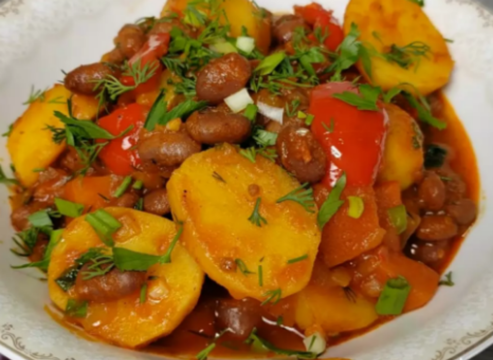Картопля тушкована з овочами