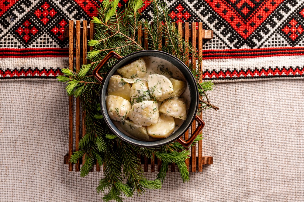 Молода бульба з соусом та кропом