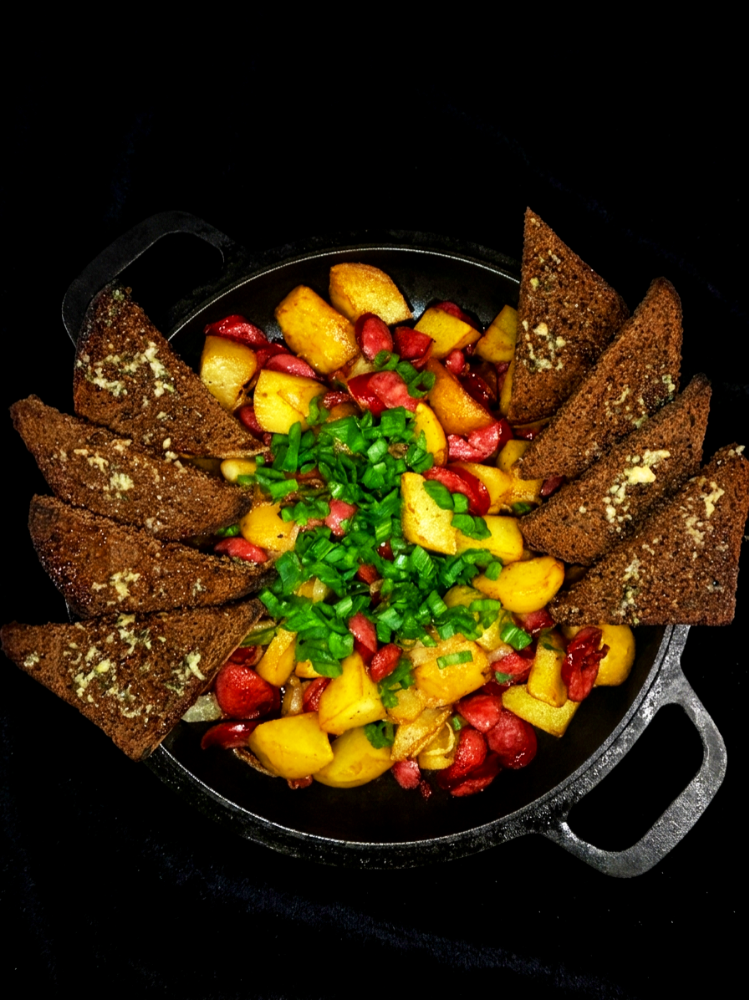 Пательня XL з ковбасками та цибулею