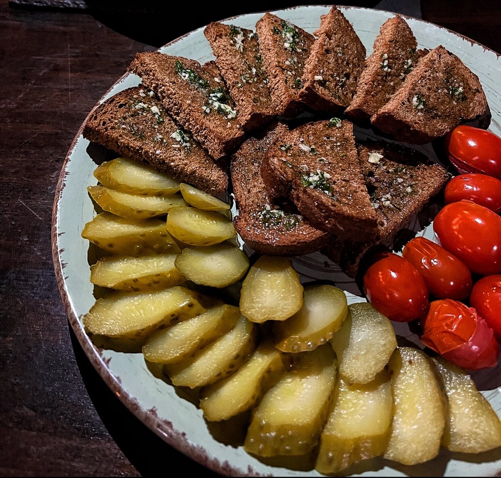 Таріль (грінки + помідори + огірки мариновані)