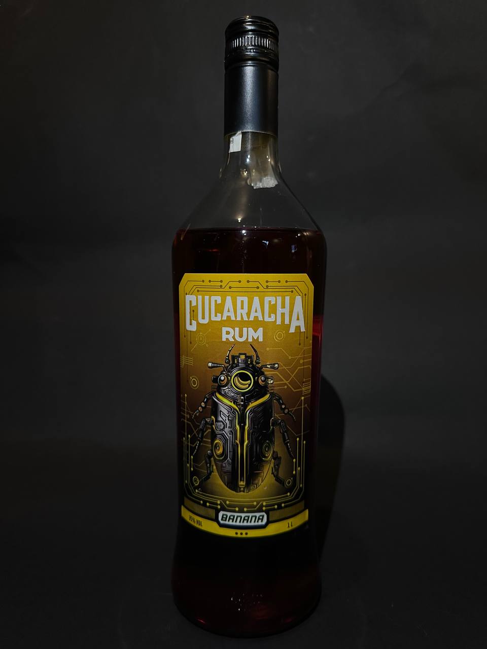 Алкогольний напій на основі рому Cucaracha Banana 35% 1л