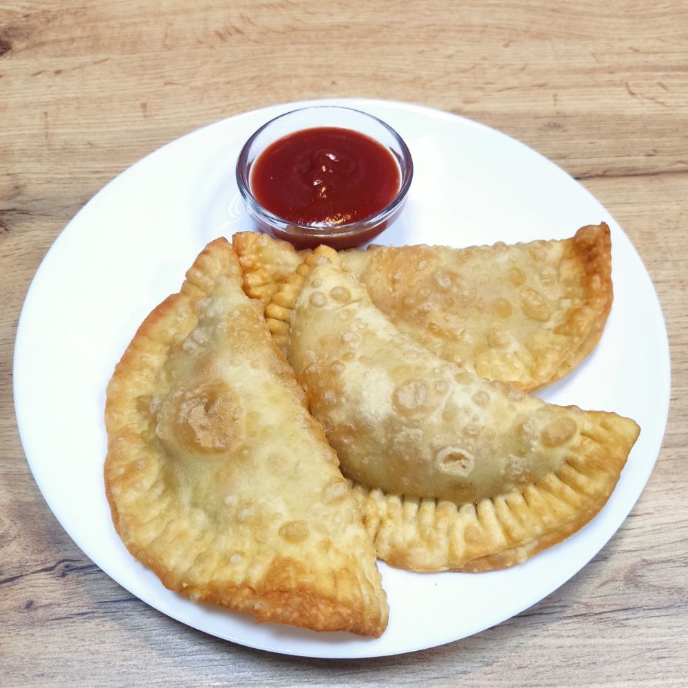 Чебуреки з куркою, томатами та сиром