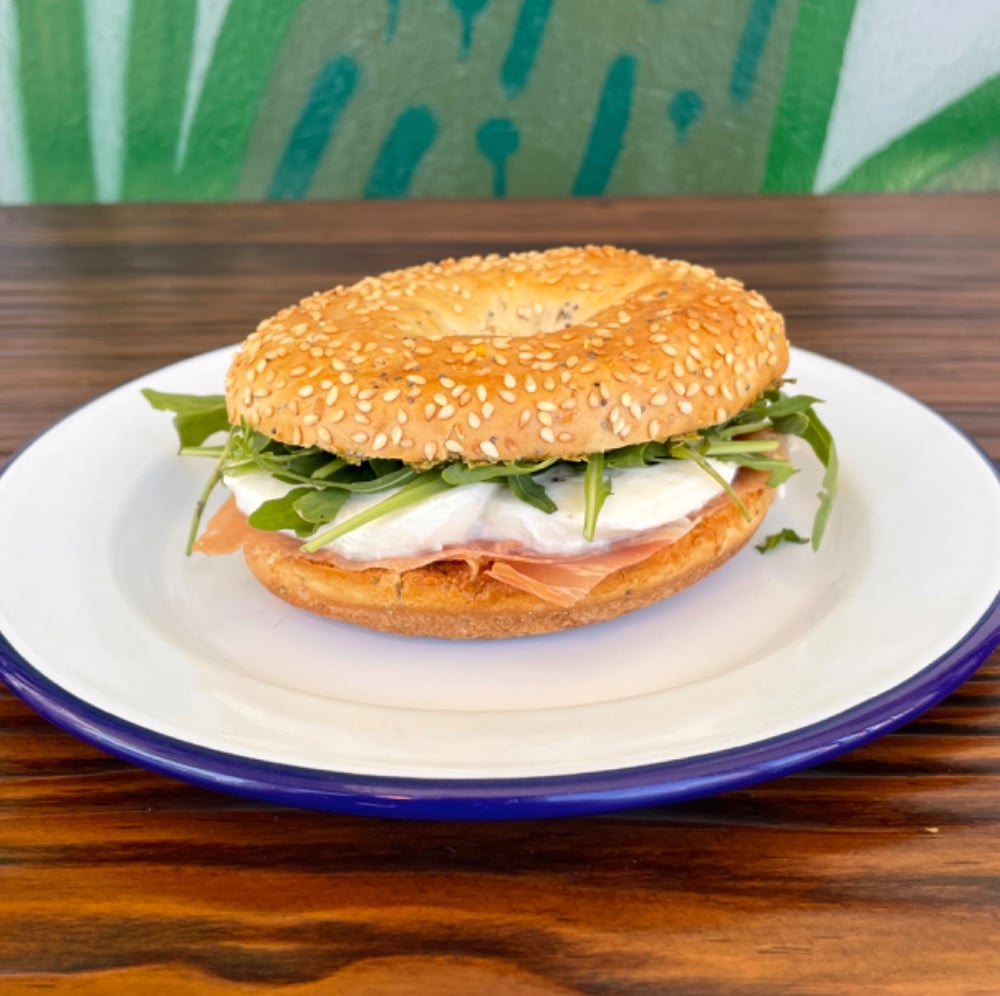 Bagel de Jamon serrano Y mozzarella con rucula Y pesto