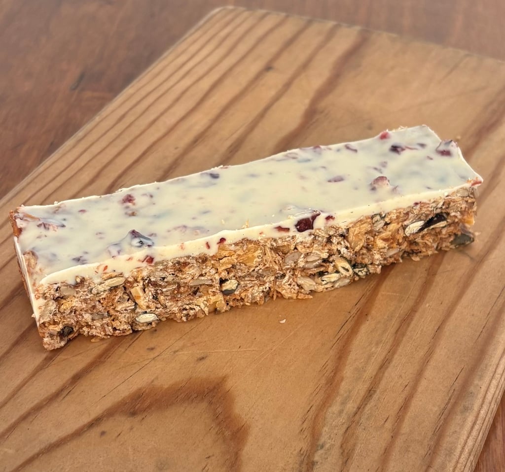Barrita de granola casera con chocolate blanco y arandanos (v)