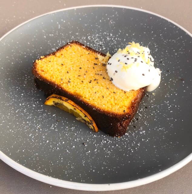 Bizcocho de naranja y almendra casero con yogur Griego (SG)