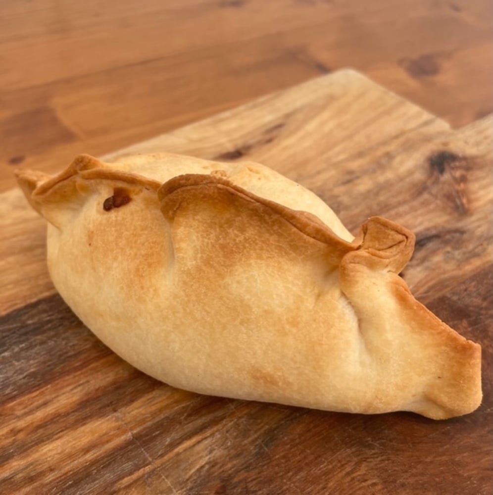 Empanada de cerdo mechado casera y queso azul