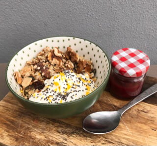 Granola casera con yogur y mermelada de manzana y canela casera