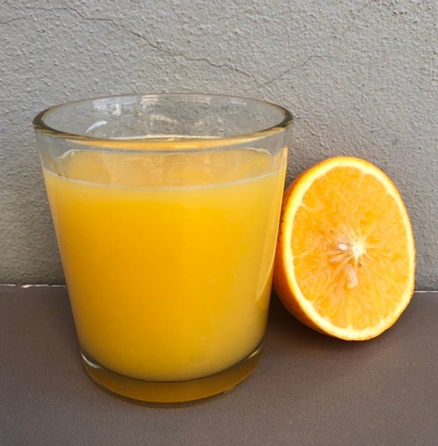Zumo de naranja recien exprimido