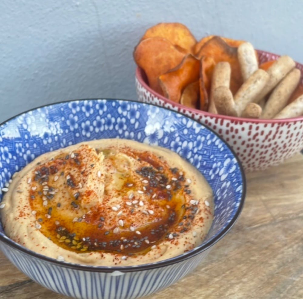 Hummus de pimiento rojo casero con crostinis caseros