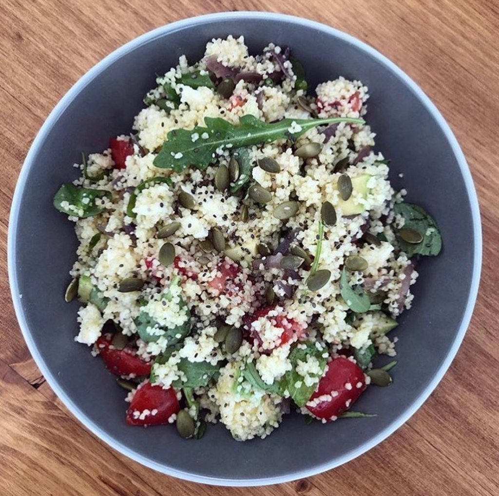Ensalada de cous cous, mozzarella, tomate y rucula.