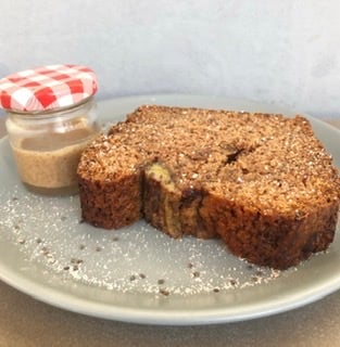 Pan de platano con crema de cacahuete. Todo casero y vegano (V)