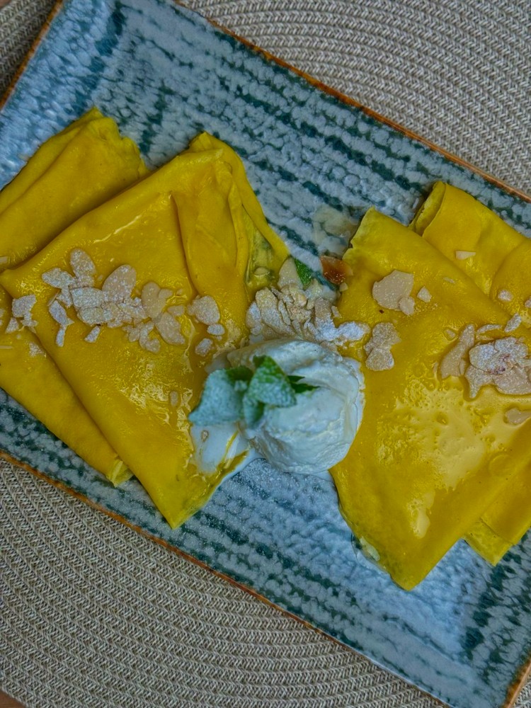 Млинці з морозивом та мигдалевими пластівцями